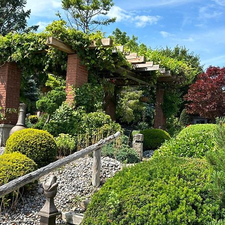 The Wind In The Willows - Luxury Lakefront Oasis Bed and Breakfast Cobourg Esterno foto