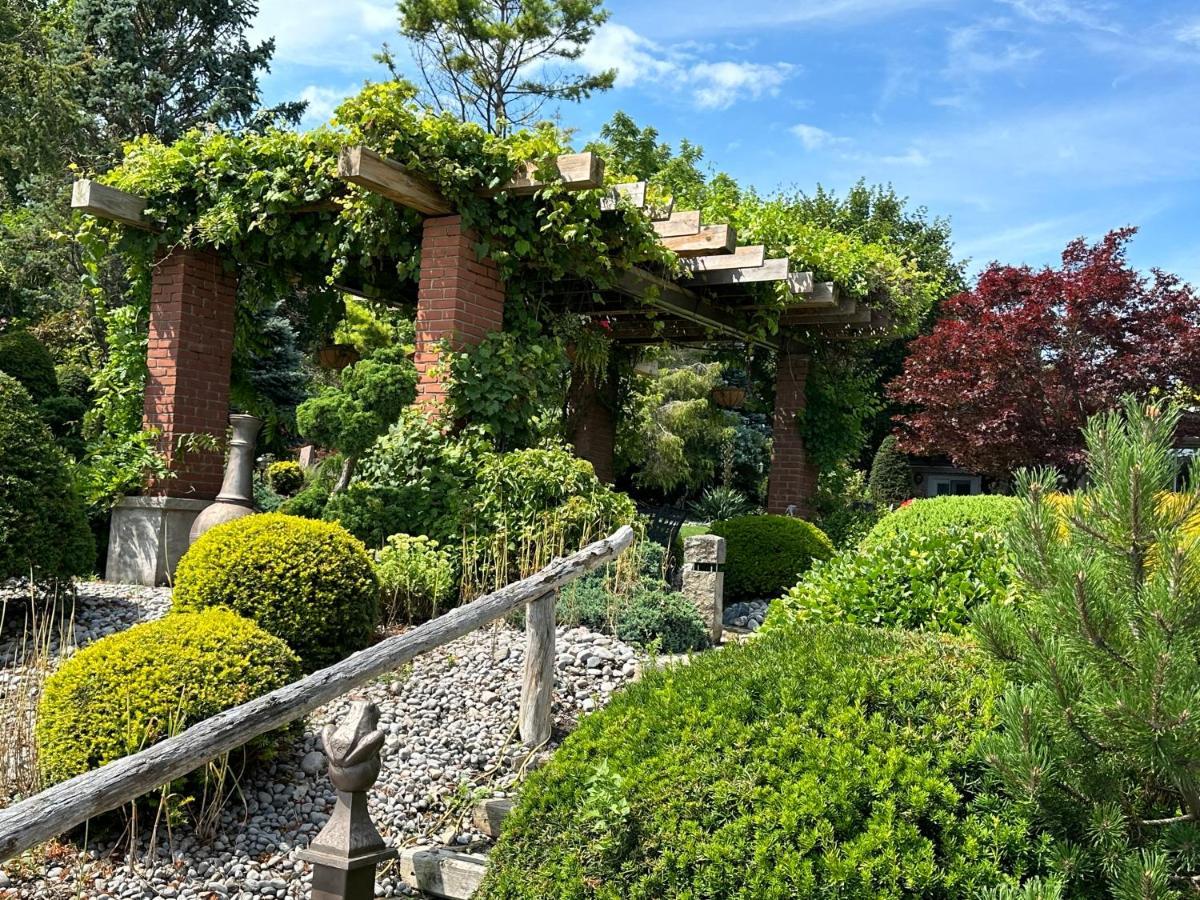 The Wind In The Willows - Luxury Lakefront Oasis Bed and Breakfast Cobourg Esterno foto