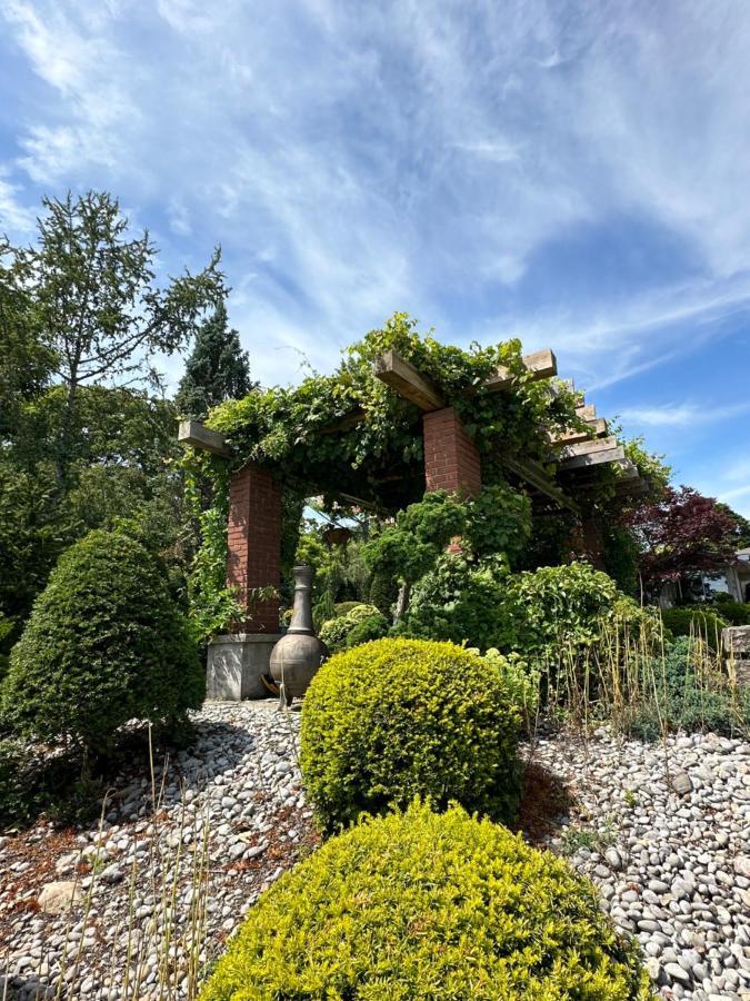 The Wind In The Willows - Luxury Lakefront Oasis Bed and Breakfast Cobourg Esterno foto
