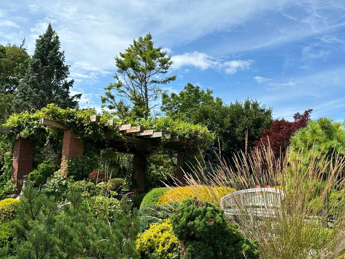 The Wind In The Willows - Luxury Lakefront Oasis Bed and Breakfast Cobourg Esterno foto