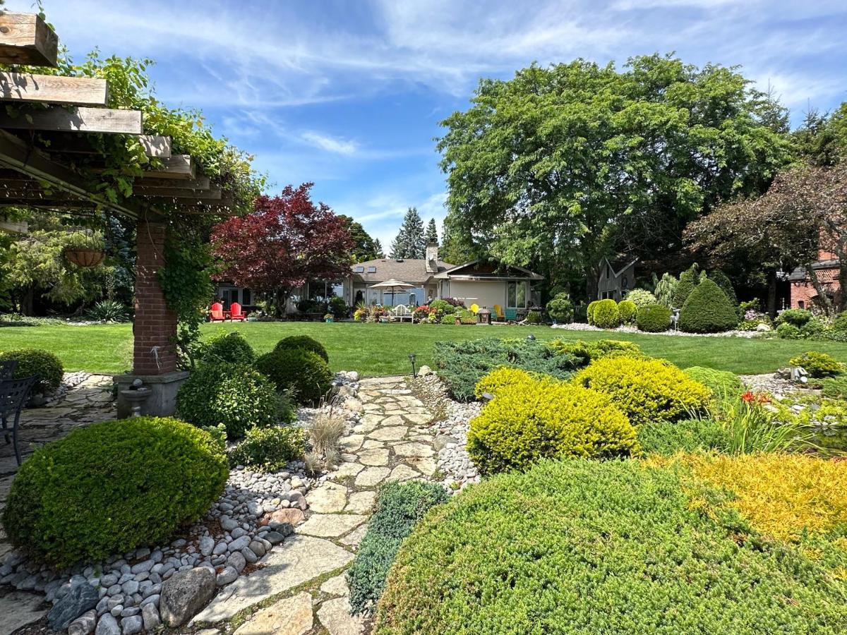 The Wind In The Willows - Luxury Lakefront Oasis Bed and Breakfast Cobourg Esterno foto