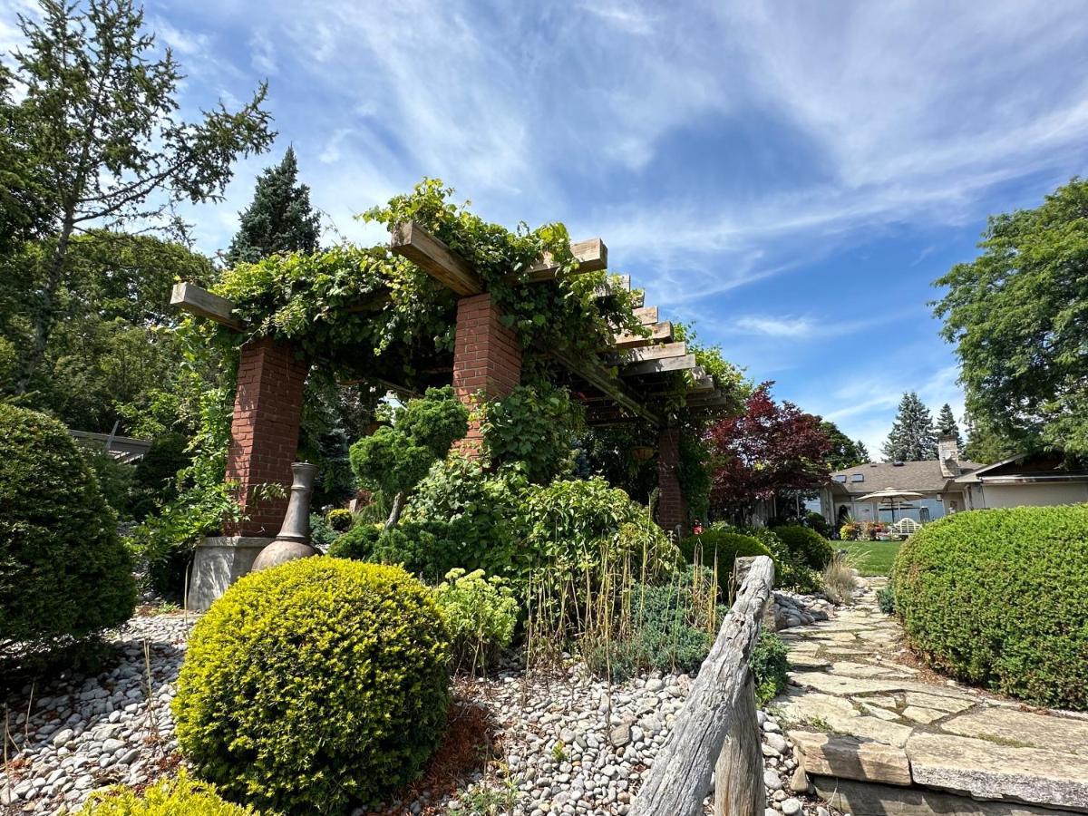 The Wind In The Willows - Luxury Lakefront Oasis Bed and Breakfast Cobourg Esterno foto